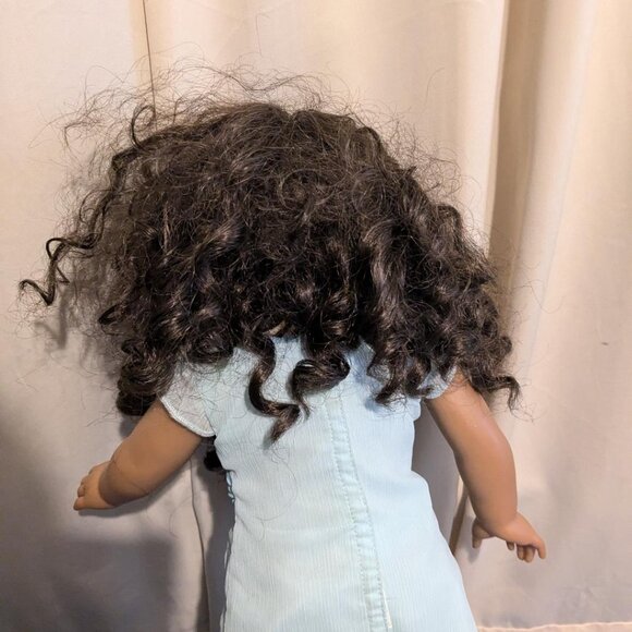 AMERICAN DOLL, GABRIELA, RETIRED, Brunette, long curly strands and blue dress - Picture 3 of 4